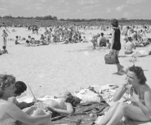 Plażowa moda sprzed lat. Tak wypoczywały nad morzem poprzednie pokolenia [ZDJĘCIA ARCHIWALNE]