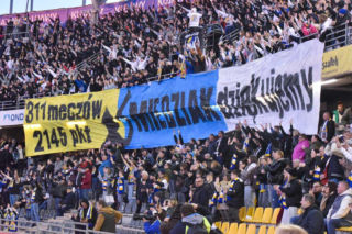 Adrian Miedziński oficjalnie pożegnany na Motoarenie. Derby Apatora z Polonią i moc wzruszeń