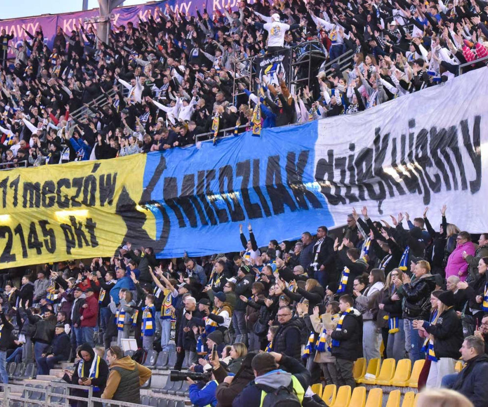 Adrian Miedziński oficjalnie pożegnany na Motoarenie. Derby Apatora z Polonią i moc wzruszeń