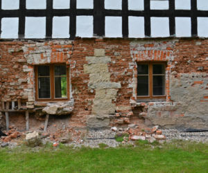 Przysłupowy dom w Twardocicach w czasie remontu