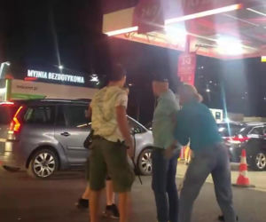 Wepchnął się w kolejkę do tankowania. Chwilę później wybuchła bójka