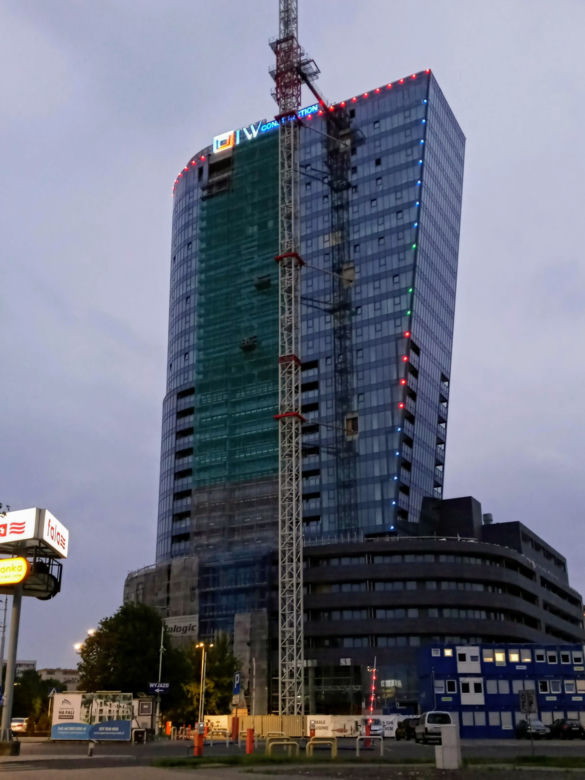 Próby iluminacji Hanza Tower