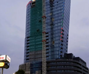 Próby iluminacji Hanza Tower