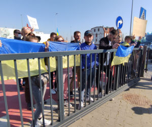 Protest pod siedzibą TZMO. Co dalej z Toruńskimi Zakładami Materiałów Opatrunkowych w Rosji?