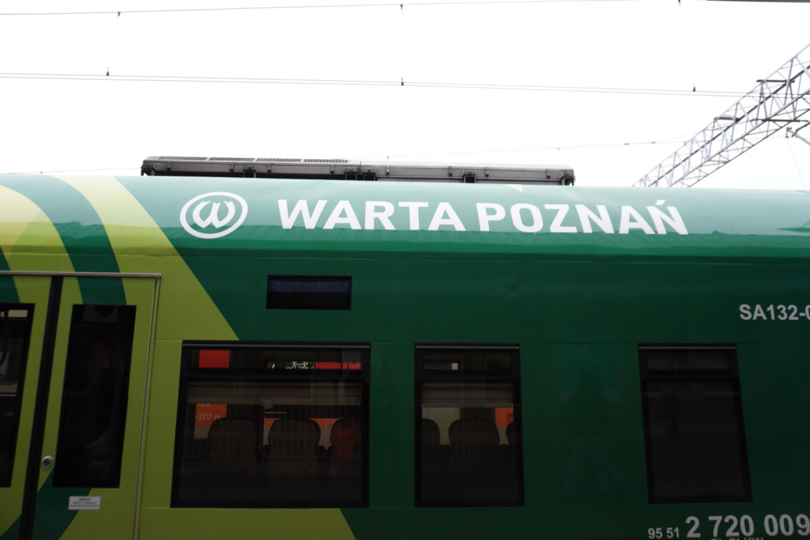 Pociąg Kolei Wielkopolskich w barwach Warty Poznań