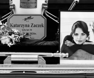 Tak wyglądało ostatnie pożegnanie Katarzyny Zaczek. Cisza, białe kwiaty i jej zdjęcie