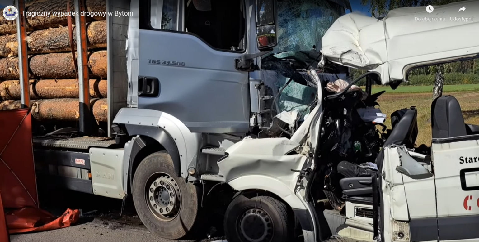 Przerażający wypadek pod Starogardem Gdańskim. Dwóch 30-latków zginęło w zmasakrowanym mercedesie [ZDJĘCIA].