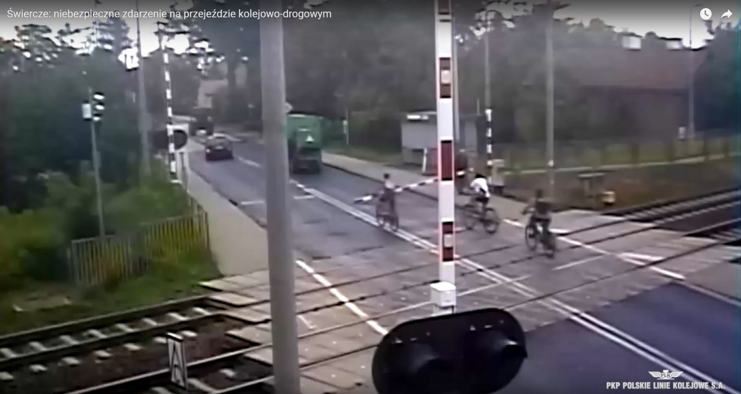 Groza na przejeździe kolejowym pod Pułtuskiem. Ciągnik wepchnął kombajn na tory! [ZDJĘCIA].
