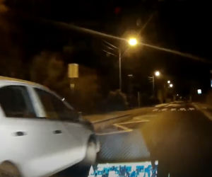 Nocna agresja kierowcy w Toruniu. Zdjęcia z kamery samochodowej poszkodowanego