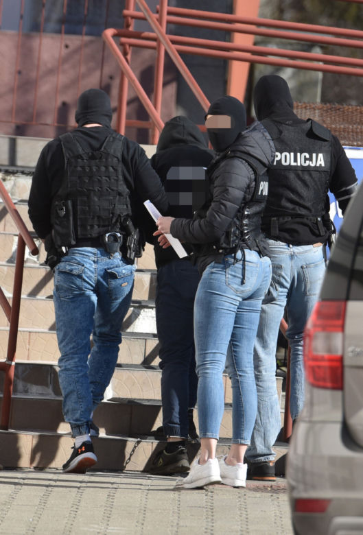 Podejrzany o zamordowanie trójki dzieci Radosław K. doprowadzony do prokuratury przez kilku uzbrojonych policjantów