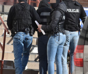 Podejrzany o zamordowanie trójki dzieci Radosław K. doprowadzony do prokuratury przez kilku uzbrojonych policjantów