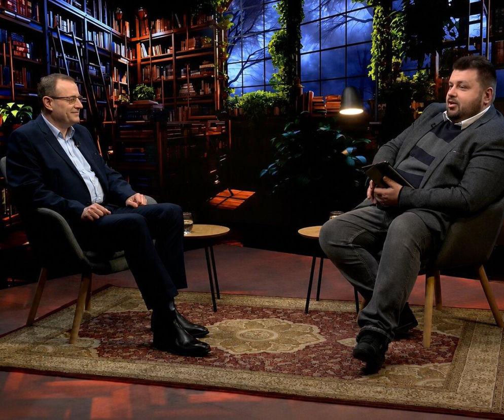 Profesor Antoni Dudek i dziennikarz w studiu Super Expressu. O kulisach polityki przeczytasz na SE Polityka.