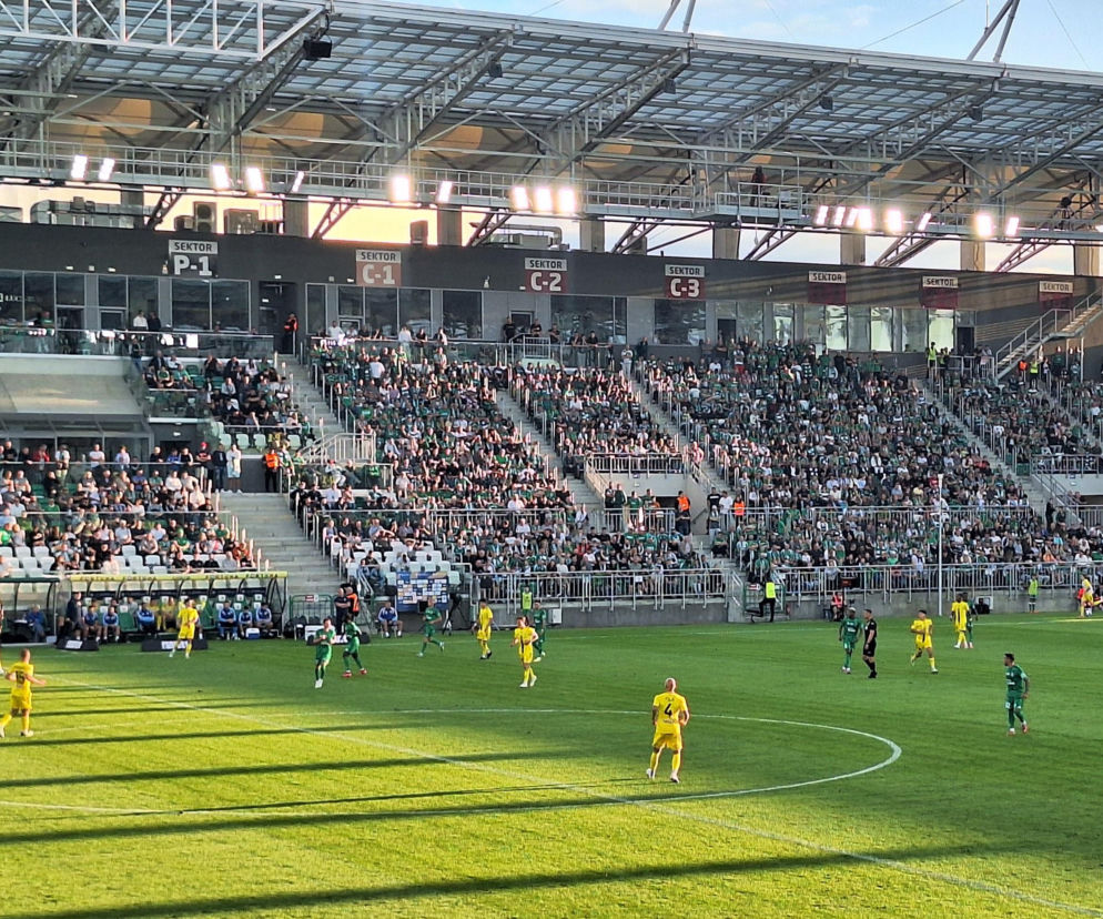 Piłkarze na murawie stadionu podczas meczu Radomiaka z Wieczystą Kraków. O zwycięstwie przeczytasz na Eska Radom.