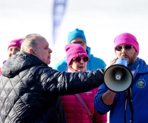 Różowe morsowanie idealne na pomaganie. Trzy Stawy opanowali amatorzy zimnych kąpieli