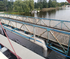 Niszczejąca kładka pomiędzy Dużym i Małym Jeziorakiem w Iławie