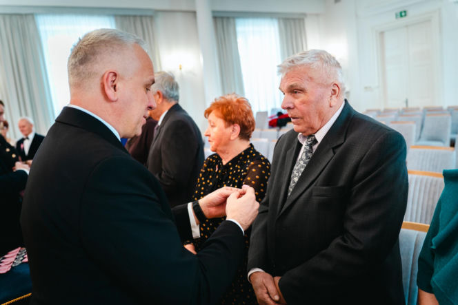Złoty Gody par małżeńskich w Siedlcach - wręczenie pamiątkowych medali