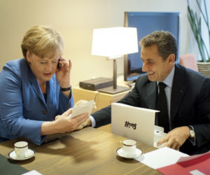 Nicolas Sarkozy dostał od Angeli Merkel pluszowego misia dla Giulii