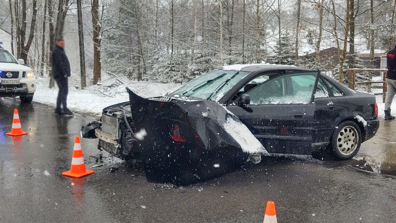 Opel wpadł do potoku po zderzeniu z innym samochodem. Kierowca został uwięziony