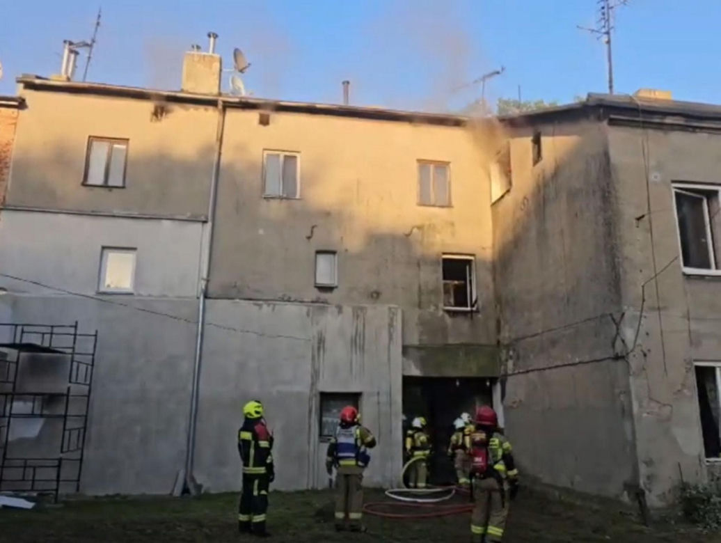 Chciał spalić lokatorów, bo pokłócił się z partnerką. Ogień odciął im drogę ucieczki