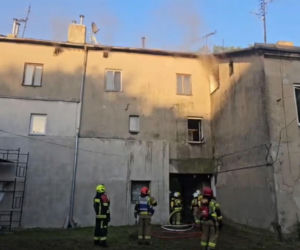 Chciał spalić lokatorów, bo pokłócił się z partnerką. Ogień odciął im drogę ucieczki