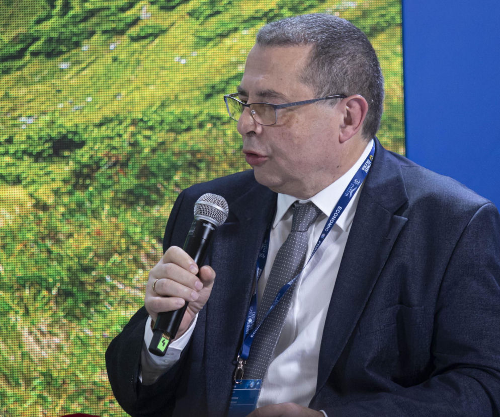 Bronisław Wildstein w okularach i garniturze mówi do mikrofonu. O komentarzu do wyborów w Niemczech czytaj w SE Polityka.