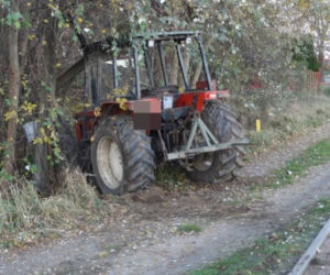 Przyrżnął traktorem w słup. Na policjantów czekał z piwem