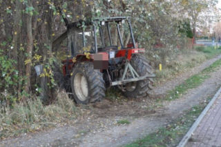 Skosił traktorem słup, kable spadły na jezdnię. Na policjantów czekał z piwem