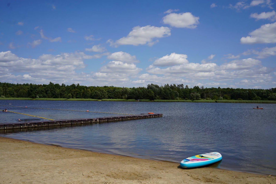 Najpiękniejsza wieś na Dolnym Śląsku wygląda jak kurort. Piaszczysta plaża to hit!