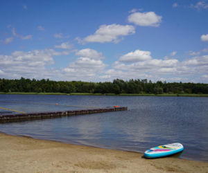 Najpiękniejsza wieś na Dolnym Śląsku wygląda jak kurort. Piaszczysta plaża to hit!