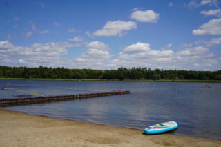 Najpiękniejsza wieś na Dolnym Śląsku wygląda jak kurort. Piaszczysta plaża to hit!