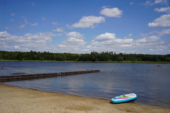 Najpiękniejsza wieś na Dolnym Śląsku wygląda jak kurort. Piaszczysta plaża to hit!