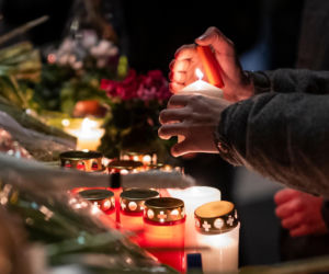 Szwajcaria. Śmiertelny pożar w kurorcie Crans-Montana. Ludzie modlą się za zmarłych i przynoszą kwiaty [ZDJĘCIA].