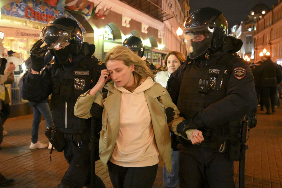 Uliczne protesty w Rosji! Zatrzymanych Putin wysyła na wojnę. Mobilizacja jednak powszechna?