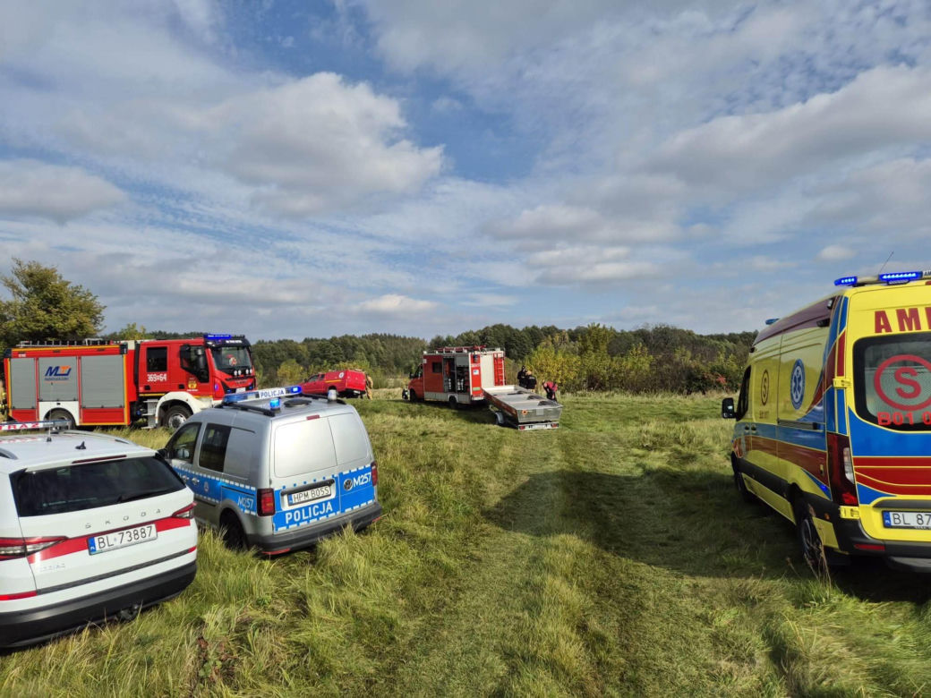 Auto zatopione w Narwi w pobliżu miejscowości Pęza. Na miejscu pracują służby!