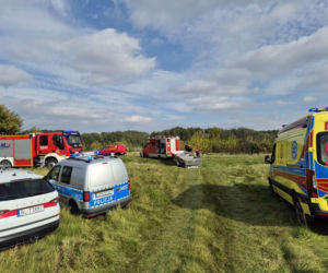 Auto zatopione w Narwi w pobliżu miejscowości Pęza. Na miejscu pracują służby!
