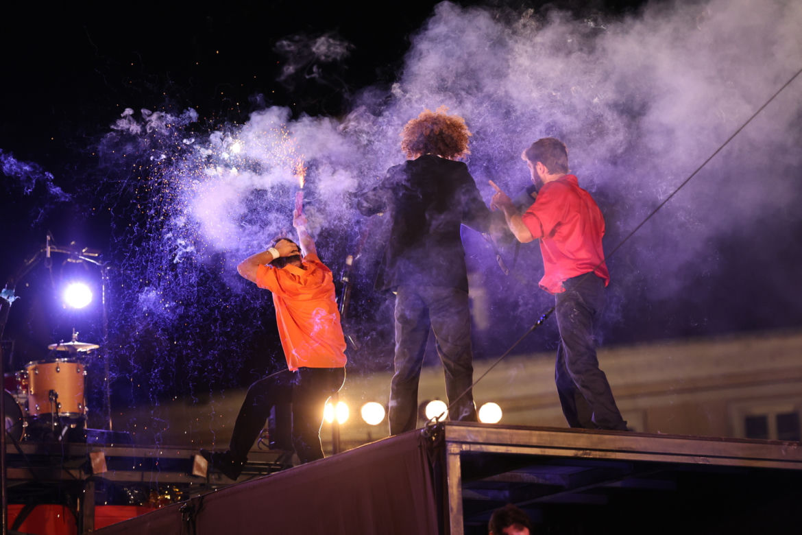 Widowisko „Arret d’Urgence” w wykonaniu grupy Akoreacro podczas Carnavalu Sztukmistrzów 2023