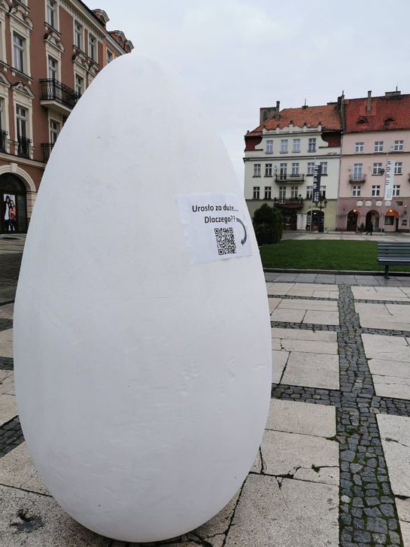 Kalisz. Gigantyczne jajko stanęło obok ratusza. O co chodzi? [ZDJĘCIA] 