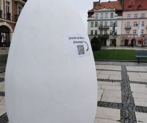 Kalisz. Gigantyczne jajko stanęło obok ratusza. O co chodzi? [ZDJĘCIA] 