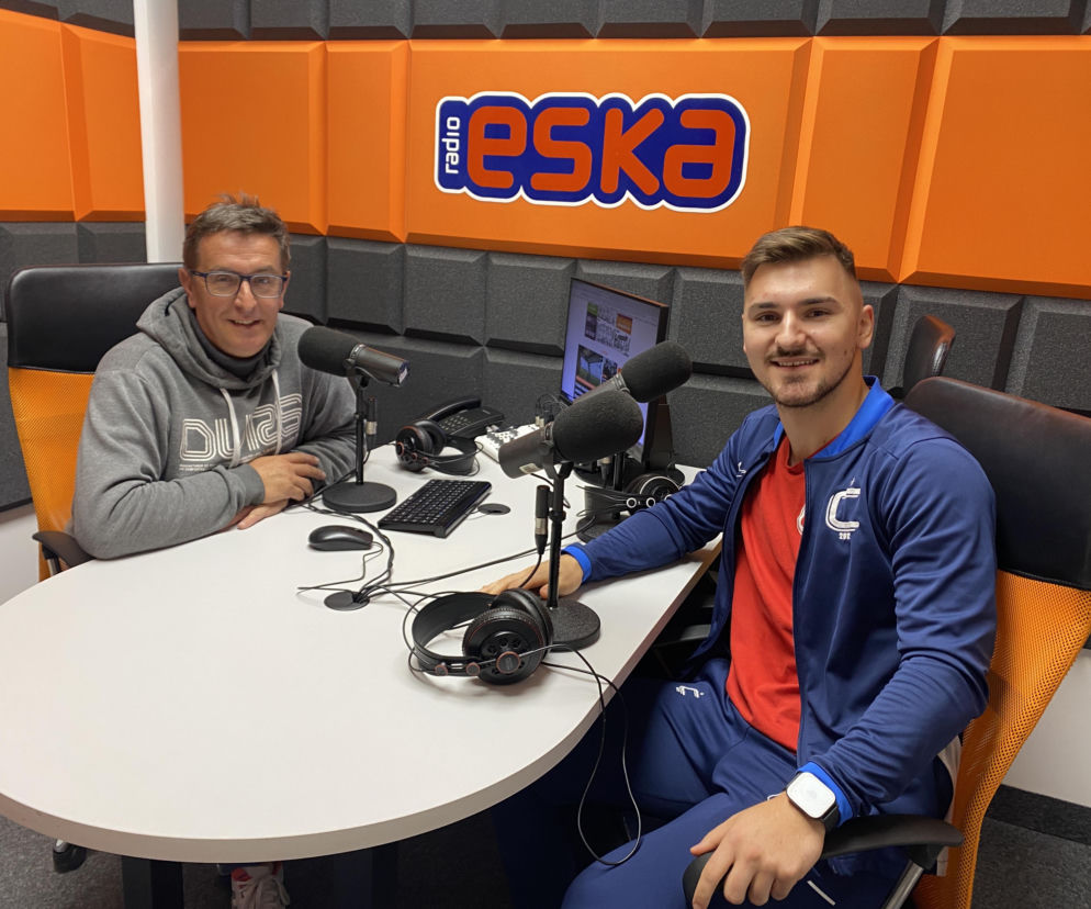 Kacper Sendlewski i Andrzej Brzozowski w studiu radiowym. O meczu Constractu Olsztyn przeczytasz na Eska Olsztyn.