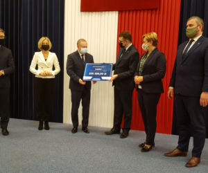 Przekazanie czeków potwierdzających dofinansowanie z Funduszu Dróg Samorządowych w subregionie tarnowskim
