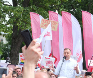 Prezydent Andrzej Duda spotkał się z lublinianami, czekali na niego także tęczowi aktywiści