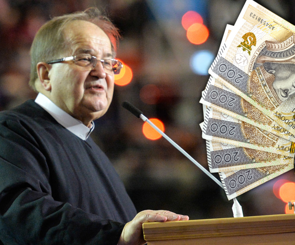 Ojciec Tadeusz Rydzyk przemawia przy pulpicie. Obok grafika z banknotami. O cenach studiów w Toruniu przeczytasz na SE.