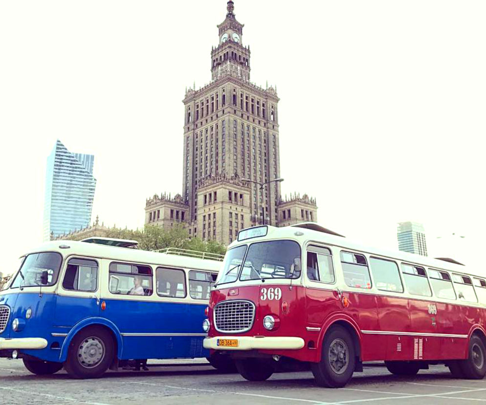 Zabytkowe autobusy na ulicach Warszawy