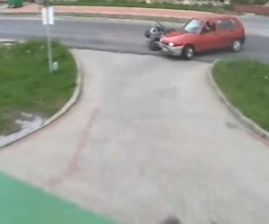 Wypadek w Prudniku - motocyklista uderza w fiata uno