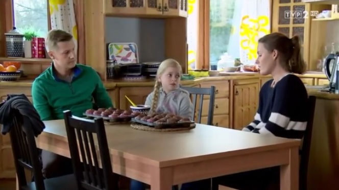 M jak miłość odc. 1221. Basia (Gabriela Raczyńska), Ala (Olga Frycz), Paweł (Rafał Mroczek)