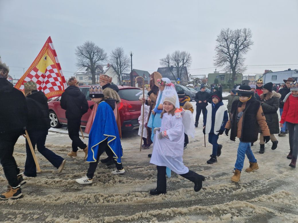Orszak Trzech Króli w Żelistrzewie. Barwny korowód przeszedł ulicami wsi