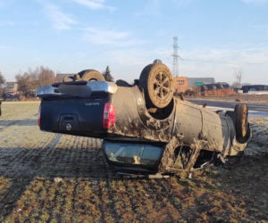 Nissan dachował na oszronionym polu