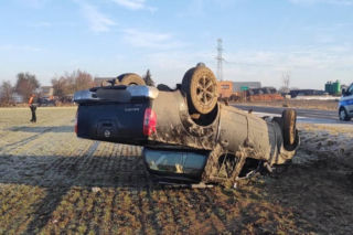 Nissan dachował na oszronionym polu. Poranny wypadek koło Leszna [ZDJĘCIA]
