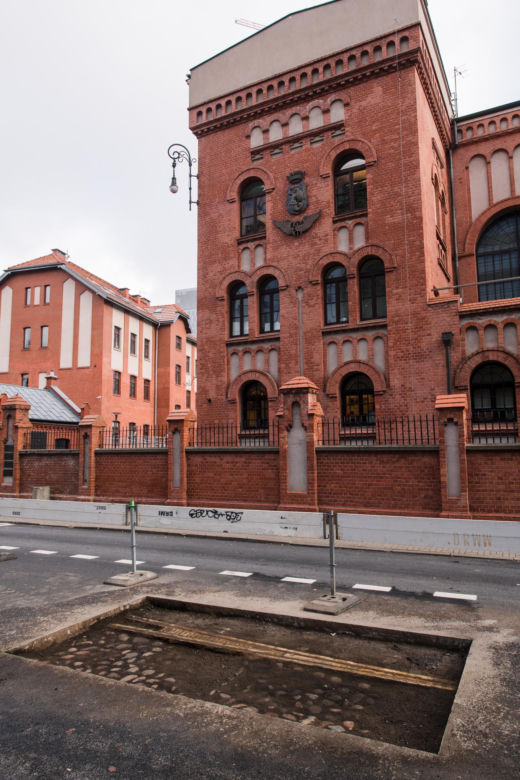 Zabytkowe tory przed Muzeum Powstania Warszawskiego