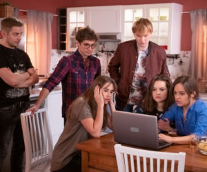 Na Wspólnej odc. 3001. Kasia (Julia Chatys), Jarek (Wojciech Rotowski), Agata (Aleksandra Radwan), Bruno (Dawid Czupryński), Eliza (Katarzyna Chorzępa), Fabian (Robert Ciszewski)